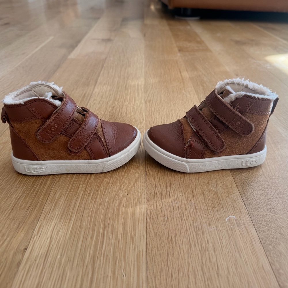UGG Rennon Toddler Sneakers Boots Size 6 Chestnut Gently Used